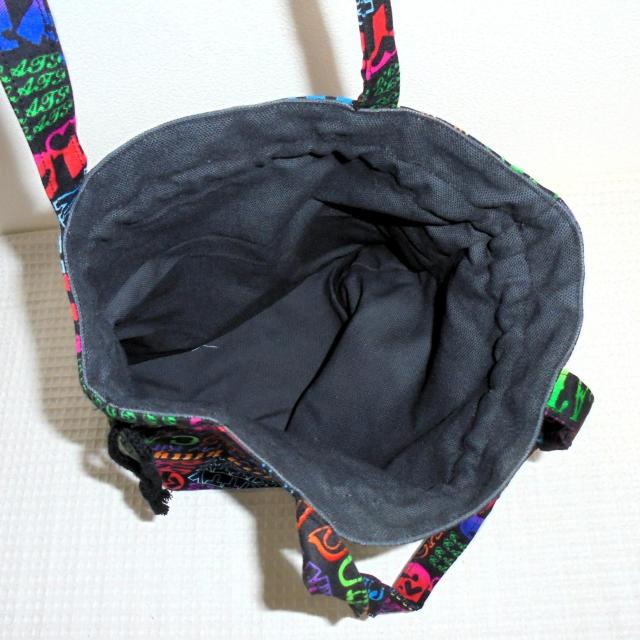 ◆カラフル猫CATSロゴ×黒地◆外ポケットA持ち手付き巾着バッグ◆ < 女性ファッション  ◆カラフル猫CATSロゴ×黒地◆外ポケットA持ち手付き巾着バッグ◆ < 女性ファッションの