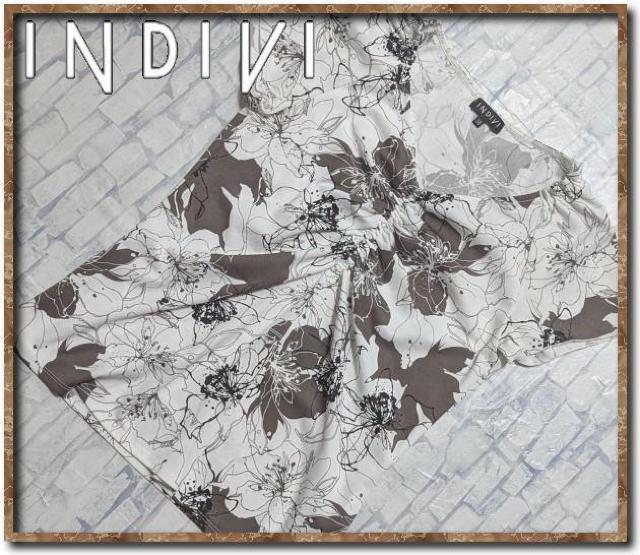 インディヴィ Vネック花柄カットソー 白 < ブランド インディヴィ Vネック花柄カットソー 白 < ブランドの
