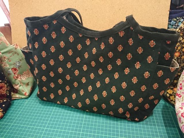ハンドメイド手提げバッグ(花柄ブラック) < 女性ファッション  ハンドメイド手提げバッグ(花柄ブラック)  < 女性ファッションの