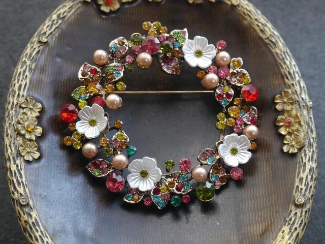 新品アンティーク調キラキラお花リースブローチ ペンダントトップにも クラシック ヴィンテージ風 ヴィクトリアン 大きめ < 女性アクセサリー/時計 新品アンティーク調キラキラお花リースブローチ ペンダントトップにも クラシック ヴィンテージ風 ヴィクトリアン 大きめ < 女性アクセサリー/時計の