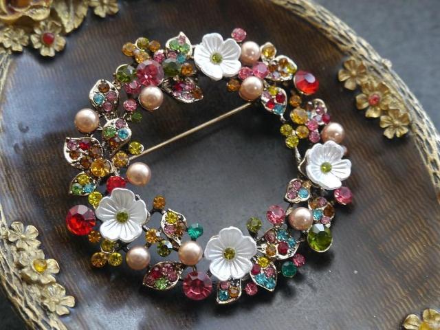 新品アンティーク調キラキラお花リースブローチ ペンダントトップにも クラシック ヴィンテージ風 ヴィクトリアン 大きめ < 女性アクセサリー/時計 新品アンティーク調キラキラお花リースブローチ ペンダントトップにも クラシック ヴィンテージ風 ヴィクトリアン 大きめ < 女性アクセサリー/時計の