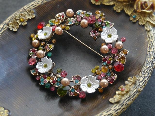 新品アンティーク調キラキラお花リースブローチ ペンダントトップにも クラシック ヴィンテージ風 ヴィクトリアン 大きめ < 女性アクセサリー/時計 新品アンティーク調キラキラお花リースブローチ ペンダントトップにも クラシック ヴィンテージ風 ヴィクトリアン 大きめ < 女性アクセサリー/時計の