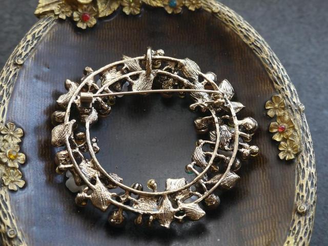 新品アンティーク調キラキラお花リースブローチ ペンダントトップにも クラシック ヴィンテージ風 ヴィクトリアン 大きめ < 女性アクセサリー/時計 新品アンティーク調キラキラお花リースブローチ ペンダントトップにも クラシック ヴィンテージ風 ヴィクトリアン 大きめ < 女性アクセサリー/時計の