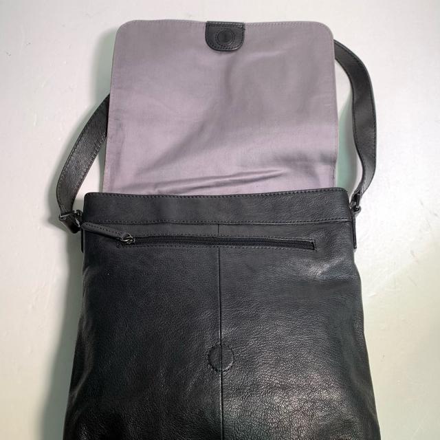 シボ革 本革 レザー メッセンジャーバッグ ショルダーバッグ フラップ式 黒 斜め掛け ESTINE < 男性ファッション  シボ革 本革 レザー メッセンジャーバッグ ショルダーバッグ フラップ式 黒 斜め掛け ESTINE < 男性ファッションの