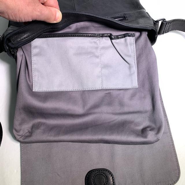 シボ革 本革 レザー メッセンジャーバッグ ショルダーバッグ フラップ式 黒 斜め掛け ESTINE < 男性ファッション  シボ革 本革 レザー メッセンジャーバッグ ショルダーバッグ フラップ式 黒 斜め掛け ESTINE < 男性ファッションの