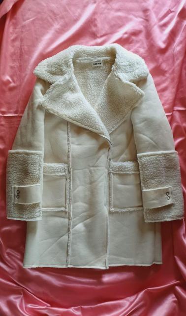 ★白オフホワイトアイボリー☆お洒落カッコ可愛い♪総裏地ボアもこもこ暖か軽い♪襟元3wayカラー♪フェイクムートンロングジャケット < 女性ファッション  ★白オフホワイトアイボリー☆お洒落カッコ可愛い♪総裏地ボアもこもこ暖か軽い♪襟元3wayカラー♪フェイクムートンロングジャケット < 女性ファッションの