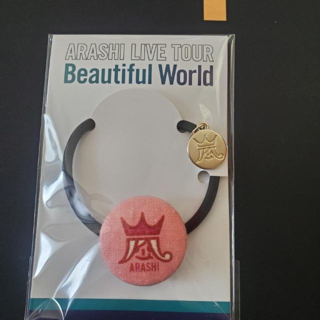 嵐 ARASHI 会場限定 ヘアゴム 赤 福岡 櫻井翔 ARASHI LIVE TOUR Beautiful World < タレントグッズ  嵐 ARASHI 会場限定 ヘアゴム 赤 福岡 櫻井翔 ARASHI LIVE TOUR Beautiful World < タレントグッズの