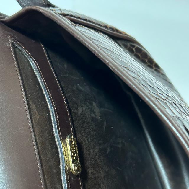 FENDI フェンディ パイソン型押し カーフ レザー ショルダー バッグ ブラウン ロゴ型押し < ブランド FENDI フェンディ パイソン型押し カーフ レザー ショルダー バッグ ブラウン ロゴ型押し < ブランドの