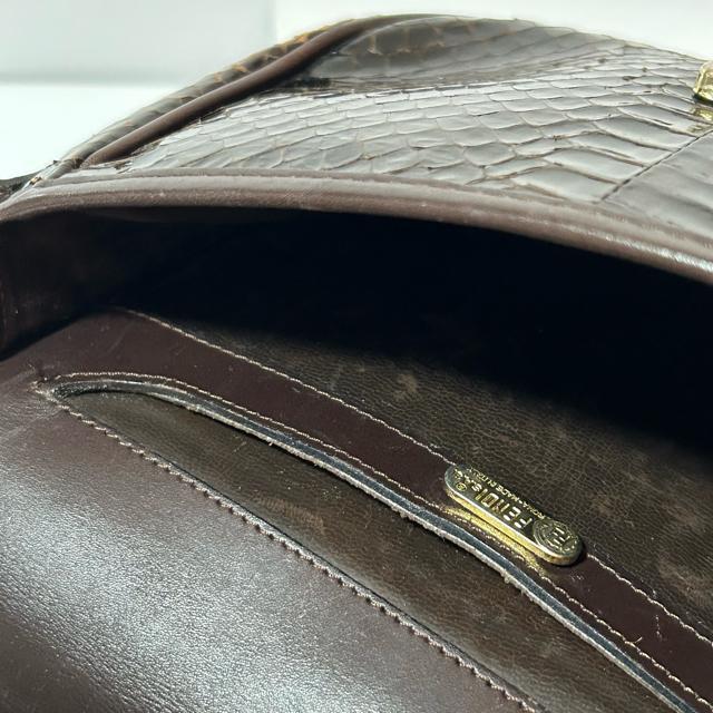 FENDI フェンディ パイソン型押し カーフ レザー ショルダー バッグ ブラウン ロゴ型押し < ブランド FENDI フェンディ パイソン型押し カーフ レザー ショルダー バッグ ブラウン ロゴ型押し < ブランドの