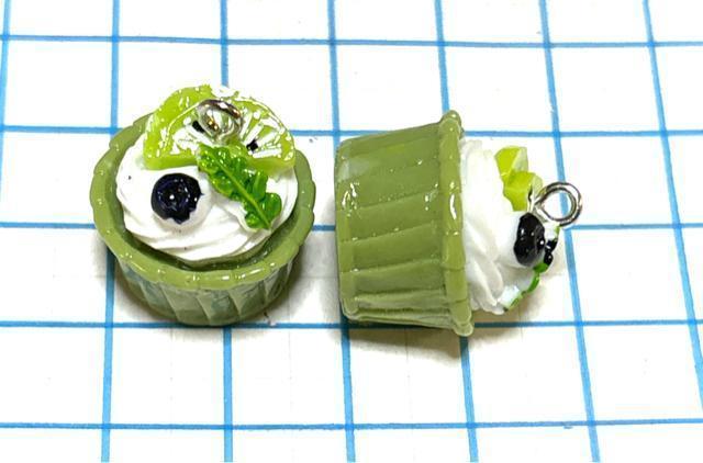 080 キウイとブルーベリーのカップケーキのチャーム 1個 樹脂パーツ スイーツ < ペット/手芸/園芸 080 キウイとブルーベリーのカップケーキのチャーム 1個 樹脂パーツ スイーツ < ペット/手芸/園芸の