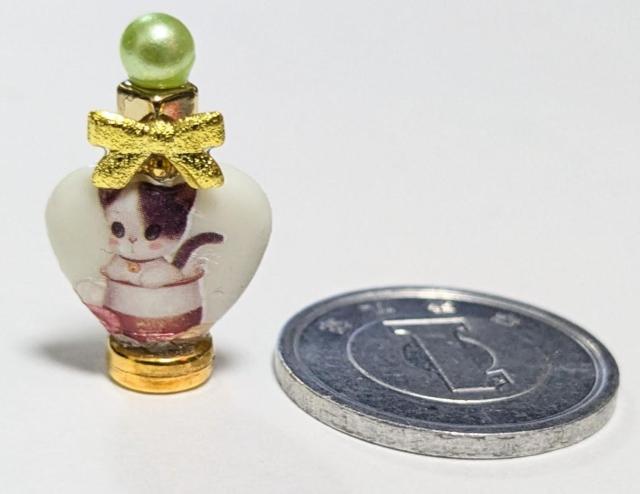 ミニチュア★香水瓶★ネコちゃん★ハート型★リボン★ホワイト★白★ドールハウスに★ < おもちゃ ミニチュア★香水瓶★ネコちゃん★ハート型★リボン★ホワイト★白★ドールハウスに★ < おもちゃの