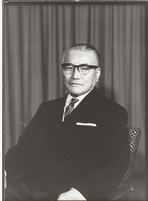 スーツ姿 男性写真4枚【H-6】 < ホビー スーツ姿 男性写真4枚【H-6】 < ホビーの