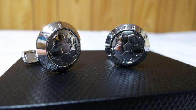 正規良 限定 アルフレッドダンヒル AD サッカーボールモチーフ SVカフス サークルロゴボタン シルバー カフリンクス 付属品有 < ブランド  正規良 限定 アルフレッドダンヒル AD サッカーボールモチーフ SVカフス サークルロゴボタン シルバー カフリンクス 付属品有 < ブランドの