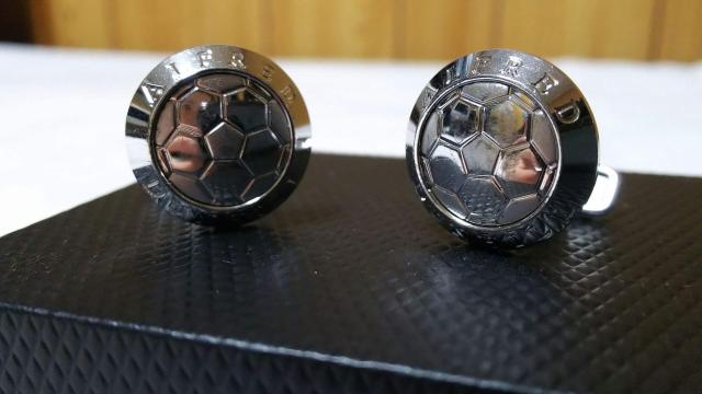 正規良 限定 アルフレッドダンヒル AD サッカーボールモチーフ SVカフス サークルロゴボタン シルバー カフリンクス 付属品有 < ブランド  正規良 限定 アルフレッドダンヒル AD サッカーボールモチーフ SVカフス サークルロゴボタン シルバー カフリンクス 付属品有 < ブランドの