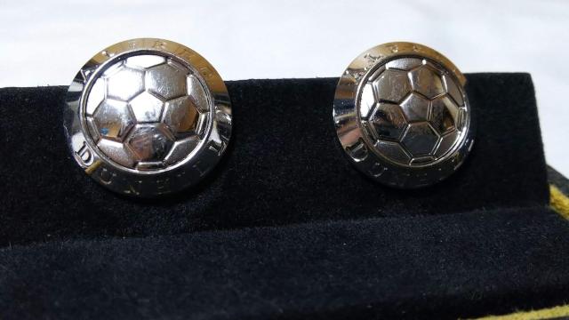 正規良 限定 アルフレッドダンヒル AD サッカーボールモチーフ SVカフス サークルロゴボタン シルバー カフリンクス 付属品有 < ブランド  正規良 限定 アルフレッドダンヒル AD サッカーボールモチーフ SVカフス サークルロゴボタン シルバー カフリンクス 付属品有 < ブランドの