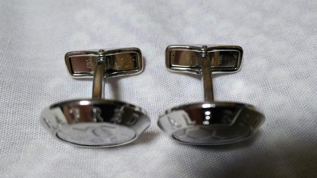 正規良 限定 アルフレッドダンヒル AD サッカーボールモチーフ SVカフス サークルロゴボタン シルバー カフリンクス 付属品有 < ブランド  正規良 限定 アルフレッドダンヒル AD サッカーボールモチーフ SVカフス サークルロゴボタン シルバー カフリンクス 付属品有 < ブランドの