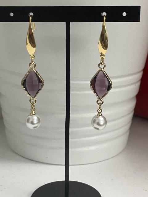 ハンドメイド フレームガラスとパールビーズのピアス パープル < 女性ファッション  ハンドメイド フレームガラスとパールビーズのピアス パープル  < 女性ファッションの