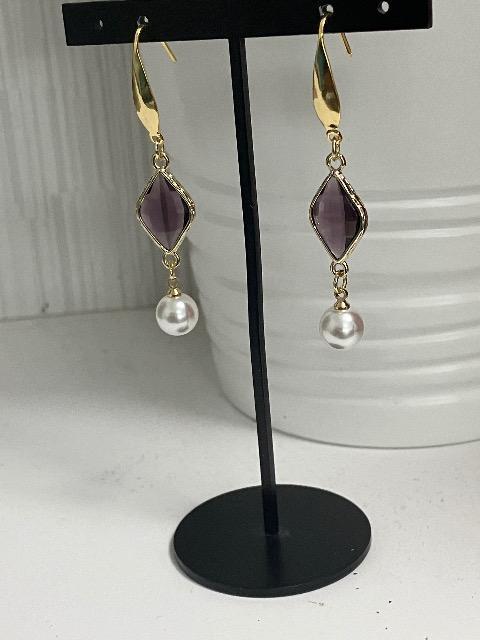 ハンドメイド フレームガラスとパールビーズのピアス パープル < 女性ファッション  ハンドメイド フレームガラスとパールビーズのピアス パープル < 女性ファッションの