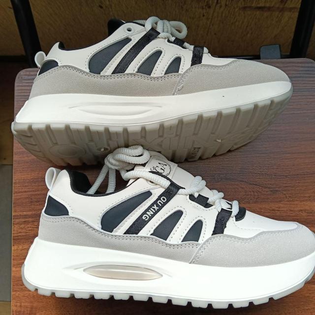 新品 24cm レディース スニーカー グレー シューズ 靴 カジュアル < 女性ファッション  新品 24cm レディース スニーカー グレー シューズ 靴 カジュアル < 女性ファッションの