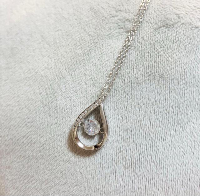 キュービックジルコニアダンシングストーンネックレス < 女性アクセサリー/時計 キュービックジルコニアダンシングストーンネックレス < 女性アクセサリー/時計の