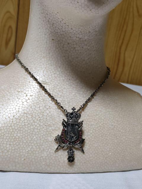 正規 ジャスティンデイビス リーガルチャンバー キメラ クレストペンダント ネックレストップ ルビー 赤×SV ラージL 保証書有 < ブランド  正規 ジャスティンデイビス リーガルチャンバー キメラ クレストペンダント ネックレストップ ルビー 赤×SV ラージL 保証書有 < ブランドの