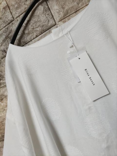 …Bliss bunch…bigドット刺繍 プルオーバー 新品 Off-White < 女性ファッション …Bliss bunch…bigドット刺繍 プルオーバー 新品 Off-White < 女性ファッションの