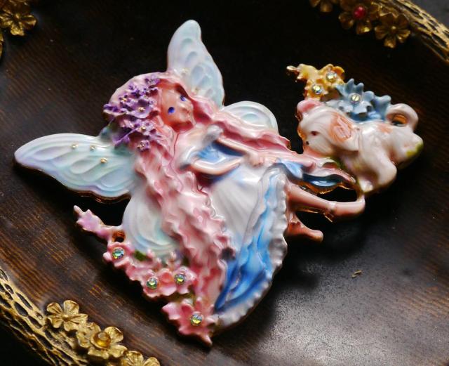 新品アンティーク調かわいいフェアリー妖精と犬ブローチ 水色系 < 女性アクセサリー/時計 新品アンティーク調かわいいフェアリー妖精と犬ブローチ 水色系 < 女性アクセサリー/時計の