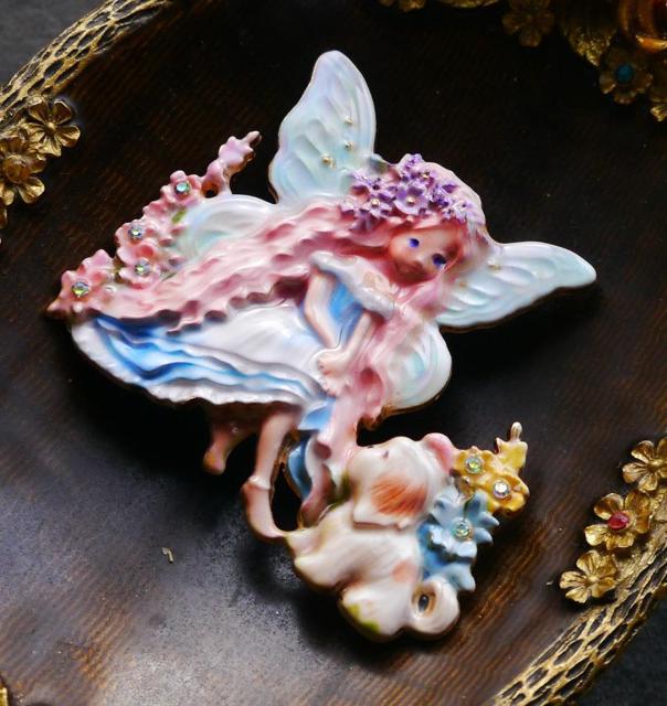 新品アンティーク調かわいいフェアリー妖精と犬ブローチ 水色系 < 女性アクセサリー/時計 新品アンティーク調かわいいフェアリー妖精と犬ブローチ 水色系 < 女性アクセサリー/時計の