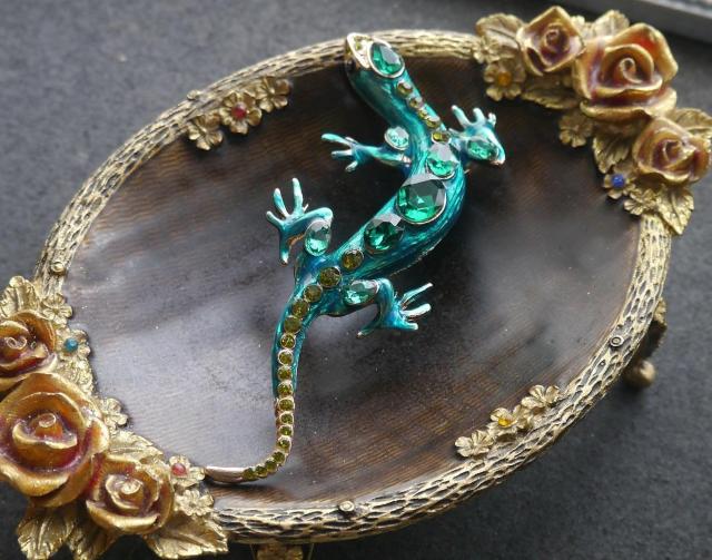 新品アンティーク調きらきらストーン エナメル蜥蜴トカゲ ブローチ < 女性アクセサリー/時計  新品アンティーク調きらきらストーン エナメル蜥蜴トカゲ ブローチ < 女性アクセサリー/時計の