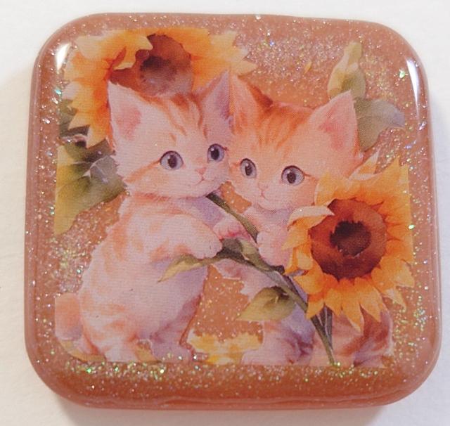 ねこちゃんと向日葵のかわいいレジンヘアゴム☆ ねこアクセサリー   ねこヘアゴム   ねこグッズ   レジンねこ   ねこブローチ < 女性ファッション  ねこちゃんと向日葵のかわいいレジンヘアゴム☆ ねこアクセサリー   ねこヘアゴム   ねこグッズ   レジンねこ   ねこブローチ  < 女性ファッションの