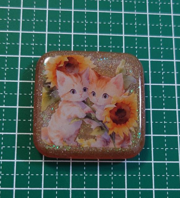 ねこちゃんと向日葵のかわいいレジンヘアゴム☆ ねこアクセサリー   ねこヘアゴム   ねこグッズ   レジンねこ   ねこブローチ < 女性ファッション  ねこちゃんと向日葵のかわいいレジンヘアゴム☆ ねこアクセサリー   ねこヘアゴム   ねこグッズ   レジンねこ   ねこブローチ < 女性ファッションの