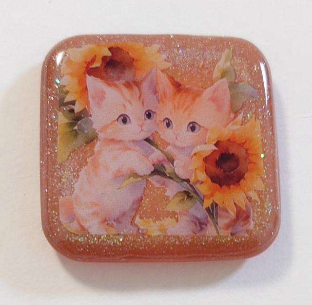 ねこちゃんと向日葵のかわいいレジンヘアゴム☆ ねこアクセサリー   ねこヘアゴム   ねこグッズ   レジンねこ   ねこブローチ < 女性ファッション  ねこちゃんと向日葵のかわいいレジンヘアゴム☆ ねこアクセサリー   ねこヘアゴム   ねこグッズ   レジンねこ   ねこブローチ < 女性ファッションの
