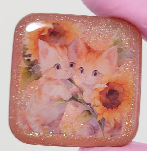 ねこちゃんと向日葵のかわいいレジンヘアゴム☆ ねこアクセサリー   ねこヘアゴム   ねこグッズ   レジンねこ   ねこブローチ < 女性ファッション  ねこちゃんと向日葵のかわいいレジンヘアゴム☆ ねこアクセサリー   ねこヘアゴム   ねこグッズ   レジンねこ   ねこブローチ < 女性ファッションの
