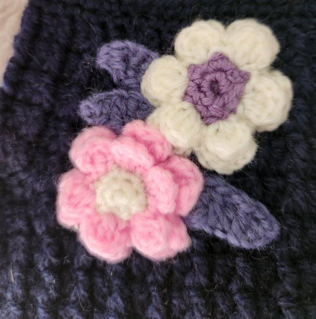 紺色(ウール&アクリル)毛糸で編んだハンドウォーマーに(ピンク、白、紫色)毛糸を使い可愛いお花を付けました。 < ペット/手芸/園芸 紺色(ウール&アクリル)毛糸で編んだハンドウォーマーに(ピンク、白、紫色)毛糸を使い可愛いお花を付けました。 < ペット/手芸/園芸の