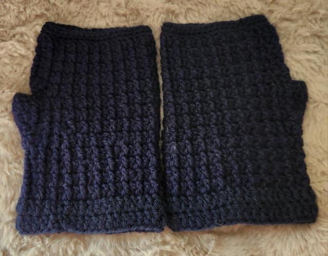 紺色(ウール&アクリル)毛糸で編んだハンドウォーマーに(ピンク、白、紫色)毛糸を使い可愛いお花を付けました。 < ペット/手芸/園芸 紺色(ウール&アクリル)毛糸で編んだハンドウォーマーに(ピンク、白、紫色)毛糸を使い可愛いお花を付けました。 < ペット/手芸/園芸の