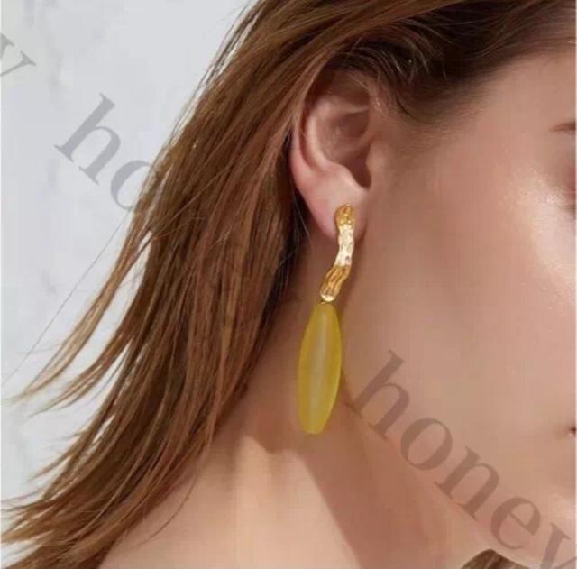 定価6,050円●ステラハリウッド●クリアスティックピアス●黄色イエロー < 女性アクセサリー/時計  定価6,050円●ステラハリウッド●クリアスティックピアス●黄色イエロー < 女性アクセサリー/時計の