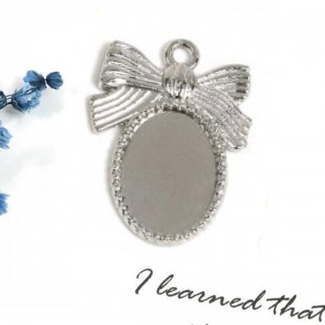 リボン オーバル●デザインミール皿 チャーム●シルバー●レジン●ハンドメイド 手作り オリジナル●ネックレス キーホルダー < ペット/手芸/園芸 リボン オーバル●デザインミール皿 チャーム●シルバー●レジン●ハンドメイド 手作り オリジナル●ネックレス キーホルダー < ペット/手芸/園芸の