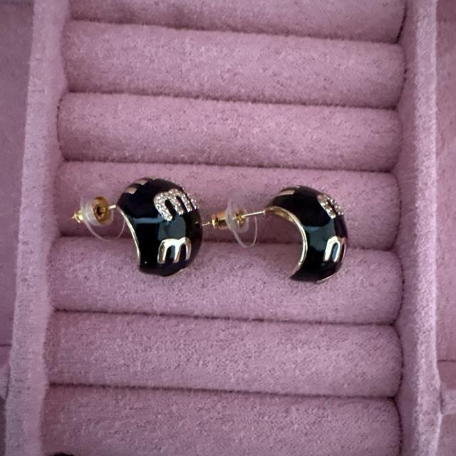 ロゴレディースピアス ブラック < 女性アクセサリー/時計 ロゴレディースピアス ブラック < 女性アクセサリー/時計の