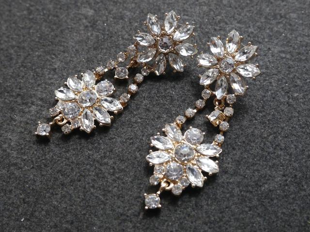 新品 アンティーク調ゆらゆらドレスストーンピアス < 女性アクセサリー/時計  新品 アンティーク調ゆらゆらドレスストーンピアス < 女性アクセサリー/時計の