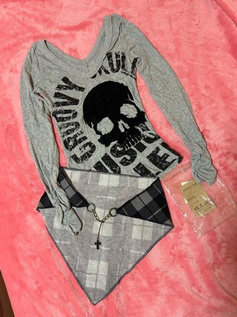 d.i.a. Vネック スカル バックスカルボタン カットソー クロスチャーム付きチェック腰巻き付属 袋入り 新品未使用タグ付き < ブランド d.i.a. Vネック スカル バックスカルボタン カットソー クロスチャーム付きチェック腰巻き付属 袋入り 新品未使用タグ付き < ブランドの