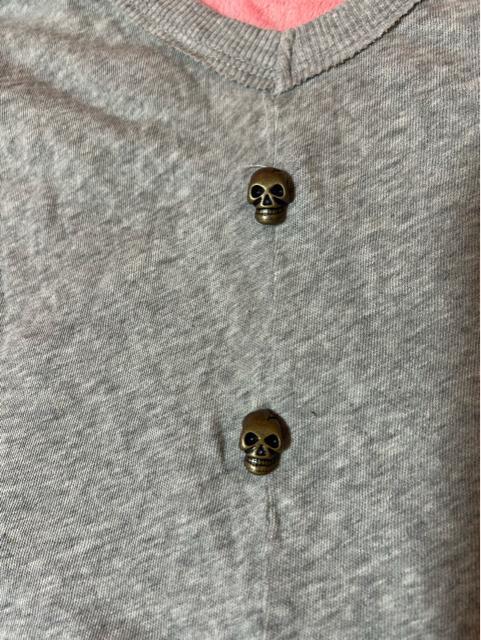 d.i.a. Vネック スカル バックスカルボタン カットソー クロスチャーム付きチェック腰巻き付属 袋入り 新品未使用タグ付き < ブランド d.i.a. Vネック スカル バックスカルボタン カットソー クロスチャーム付きチェック腰巻き付属 袋入り 新品未使用タグ付き < ブランドの