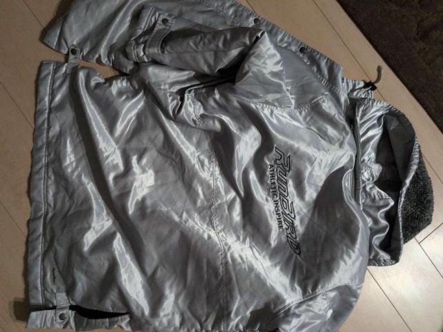 GREEDY(グリーディー) シルバー ボア裏地付きジャケット ランバードロゴ入り < 男性ファッション GREEDY(グリーディー) シルバー ボア裏地付きジャケット ランバードロゴ入り < 男性ファッションの