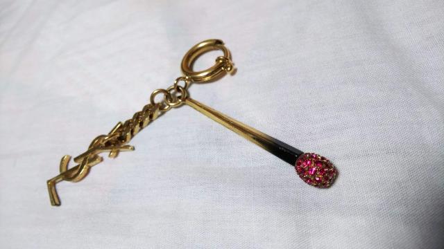正規良 サンローランパリ YSL アイコンクロスロゴ×アローライン チャームキーリング キーホルダー ゴールド×赤ストーン 付属有 < ブランド  正規良 サンローランパリ YSL アイコンクロスロゴ×アローライン チャームキーリング キーホルダー ゴールド×赤ストーン 付属有 < ブランドの