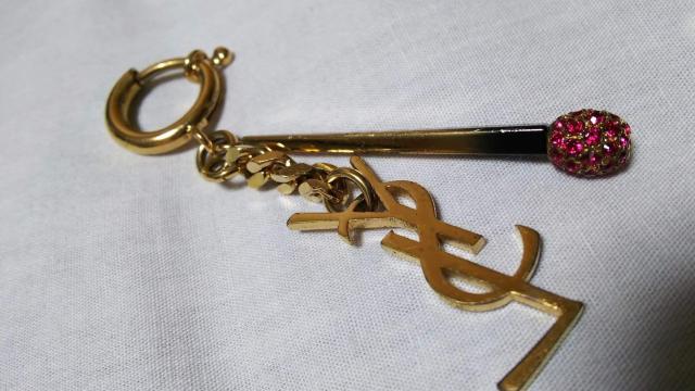 正規良 サンローランパリ YSL アイコンクロスロゴ×アローライン チャームキーリング キーホルダー ゴールド×赤ストーン 付属有 < ブランド  正規良 サンローランパリ YSL アイコンクロスロゴ×アローライン チャームキーリング キーホルダー ゴールド×赤ストーン 付属有 < ブランドの