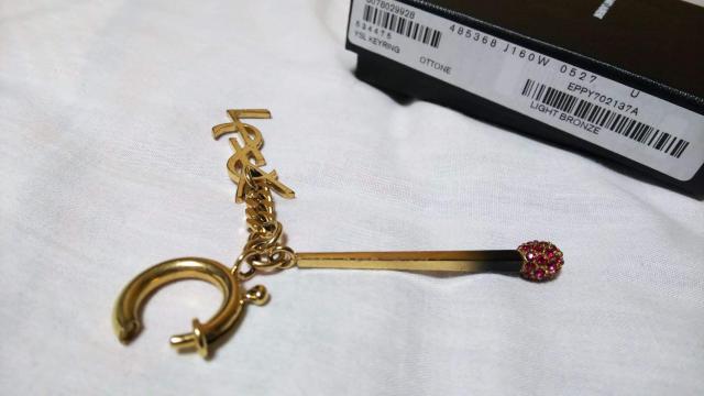 正規良 サンローランパリ YSL アイコンクロスロゴ×アローライン チャームキーリング キーホルダー ゴールド×赤ストーン 付属有 < ブランド  正規良 サンローランパリ YSL アイコンクロスロゴ×アローライン チャームキーリング キーホルダー ゴールド×赤ストーン 付属有 < ブランドの