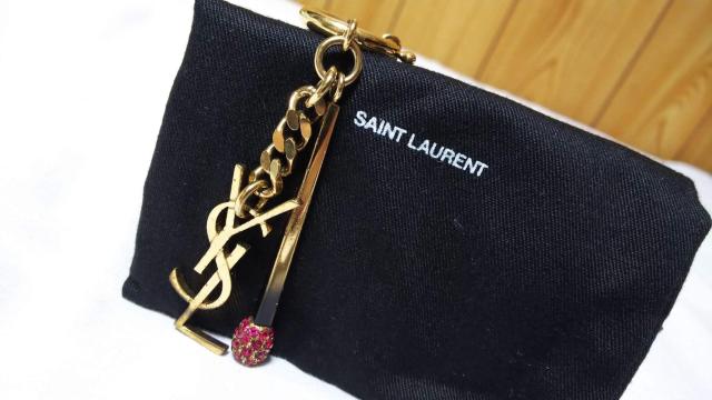 正規良 サンローランパリ YSL アイコンクロスロゴ×アローライン チャームキーリング キーホルダー ゴールド×赤ストーン 付属有 < ブランド  正規良 サンローランパリ YSL アイコンクロスロゴ×アローライン チャームキーリング キーホルダー ゴールド×赤ストーン 付属有 < ブランドの