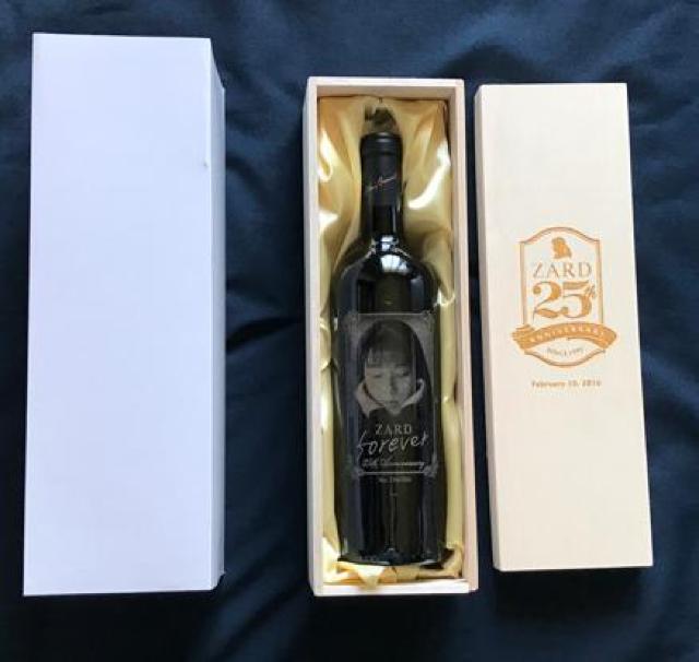 ZARD 坂井泉水 限定品「デビュー25周年記念ワイン Goldバージョン」 < タレントグッズ ZARD 坂井泉水 限定品「デビュー25周年記念ワイン Goldバージョン」 < タレントグッズの