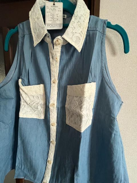 Mサイズ!襟!ポケット!レース使い!エレガントな!薄手デニム素材!フレアーノースリーブシャツ!新品タグ付き! < 女性ファッション  Mサイズ!襟!ポケット!レース使い!エレガントな!薄手デニム素材!フレアーノースリーブシャツ!新品タグ付き!  < 女性ファッションの