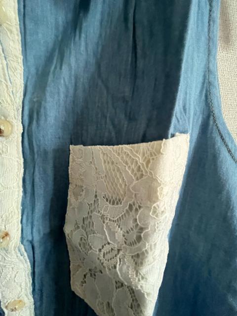 Mサイズ!襟!ポケット!レース使い!エレガントな!薄手デニム素材!フレアーノースリーブシャツ!新品タグ付き! < 女性ファッション  Mサイズ!襟!ポケット!レース使い!エレガントな!薄手デニム素材!フレアーノースリーブシャツ!新品タグ付き! < 女性ファッションの