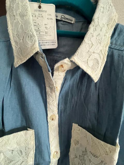 Mサイズ!襟!ポケット!レース使い!エレガントな!薄手デニム素材!フレアーノースリーブシャツ!新品タグ付き! < 女性ファッション  Mサイズ!襟!ポケット!レース使い!エレガントな!薄手デニム素材!フレアーノースリーブシャツ!新品タグ付き! < 女性ファッションの